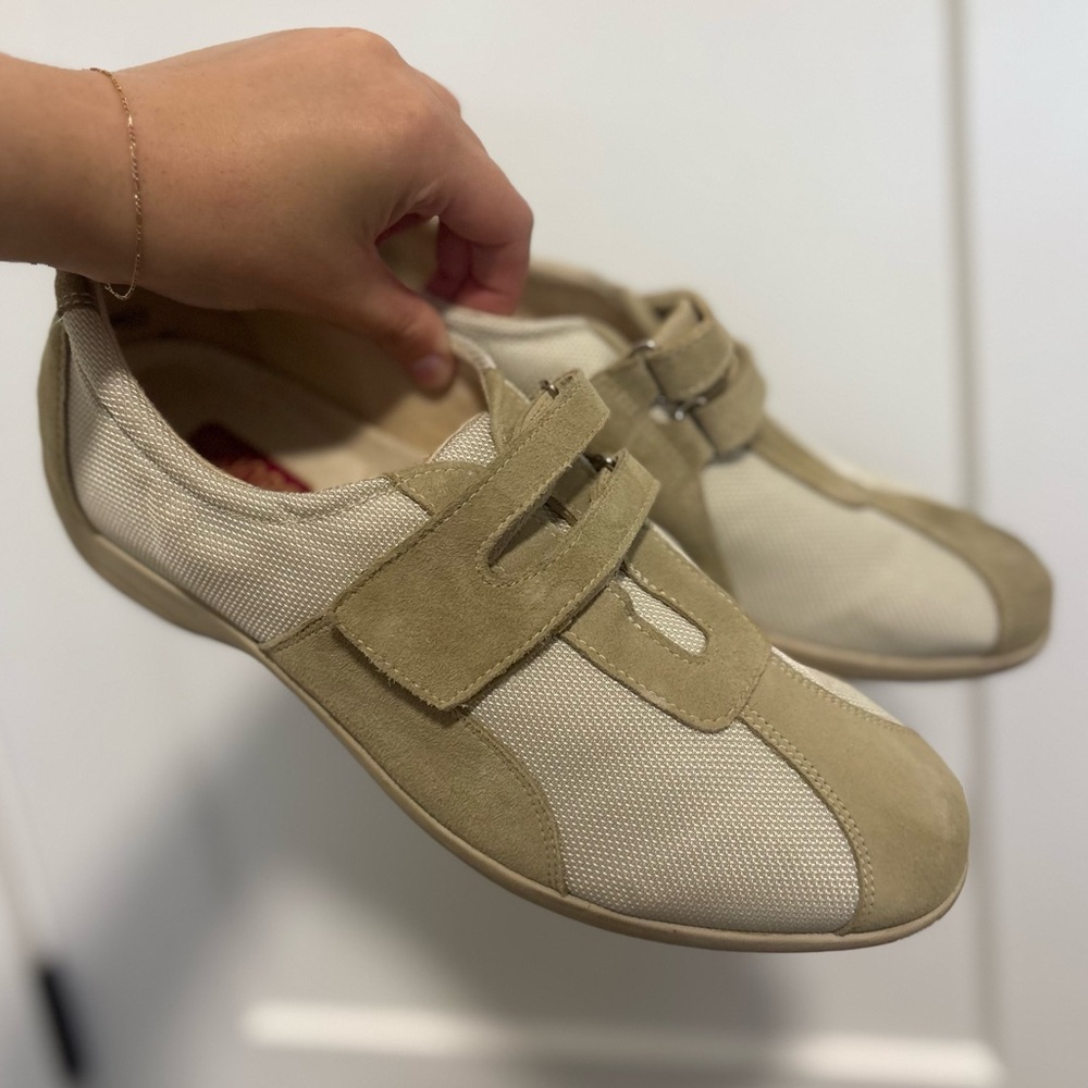 Munro Beige and Cream Round Toe Sneakers‎ Women's Size 8.5